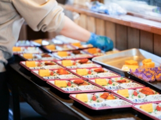 お弁当の調理、盛付、調理補助写真